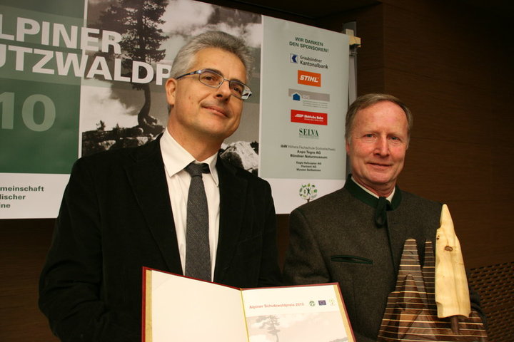 Die Preisträger Dr. Fabio Maistrelli und Waldbesitzer Richard Kofler bei der Preisverleihung in Chur