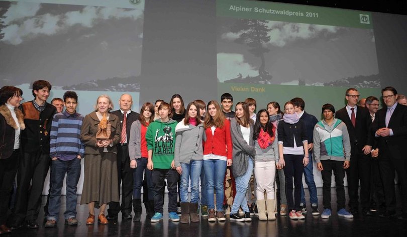 Landeshauptmann Dr. Luis Durnwalder überreichte den 1. Preis in der Kategorie Schulprojekte 